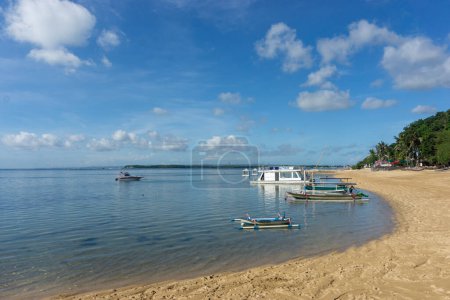 Téléchargez les photos : Sanur, Bali (2 février 2023) : Les bateaux de pêche sont amarrés sur la plage - en image libre de droit