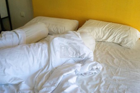 Téléchargez les photos : Matelas désordonné de l'hôtel le matin. Bonne illustration sur le séjour - en image libre de droit