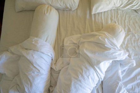 Téléchargez les photos : Matelas désordonné de l'hôtel le matin. Bonne illustration sur le séjour - en image libre de droit