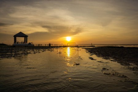 Téléchargez les photos : Vue du lever du soleil sur la plage de Sanur - en image libre de droit