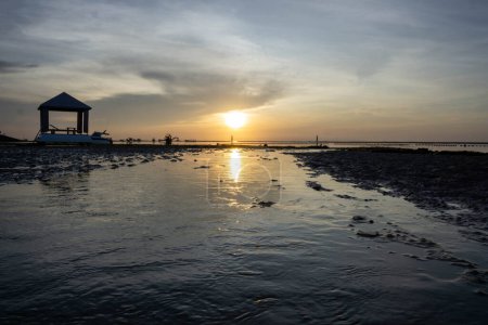 Téléchargez les photos : Vue du lever du soleil sur la plage de Sanur - en image libre de droit