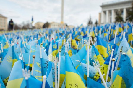 Foto de 'Banderas de los caídos "Lotes banderas nacionales de Ucrania con nombres de soldados muertos en la guerra contra los agresores rusos 2022 en la calle Khreshchatyk. - Imagen libre de derechos