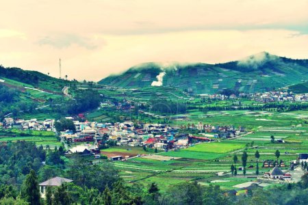 Téléchargez les photos : Vue aérienne des montagnes dans le plateau du dieng wonosobo indonesia - en image libre de droit