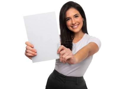 Foto de Hermosa mujer morena sosteniendo una tarjeta blanca en blanco, espacio de copia, para publicidad, publicidad, mensaje, añadir texto, fondo blanco - Imagen libre de derechos