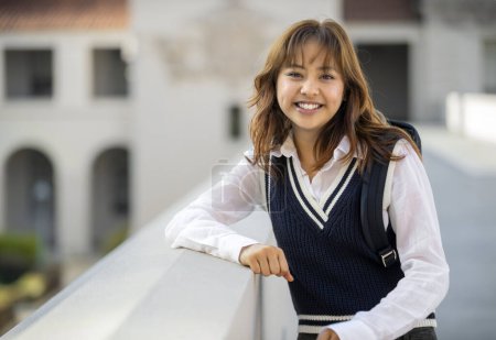 Téléchargez les photos : Portrait de jeune étudiant souriant multiethnique des îles du Pacifique avec sac à dos sur un campus collégial ou universitaire - en image libre de droit