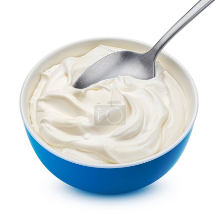 Foto de Cuenco de crema agria con cuchara aislada sobre fondo blanco, profundidad completa de campo - Imagen libre de derechos
