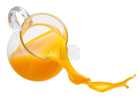 Zumo de naranja vertido de jarra de vidrio, aislado sobre fondo blanco, bebida cítrica saludable con espacio para copiar