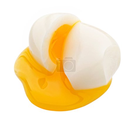 Huevo escalfado en rodajas, huevo hervido suave aislado sobre fondo blanco con camino de recorte