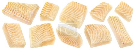 Téléchargez les photos : Morceaux de filet de poisson frais isolés sur fond blanc avec chemin de coupe - en image libre de droit