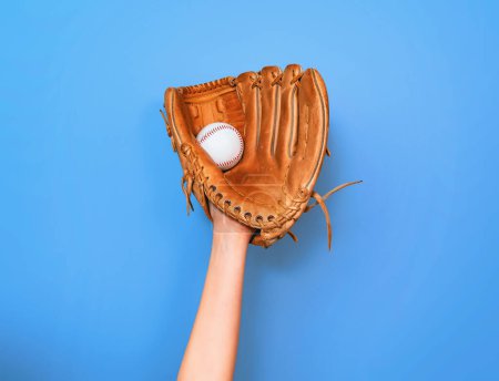 Téléchargez les photos : Gant de baseball en cuir attrapé baseball pour le jeu - en image libre de droit