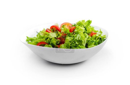 Téléchargez les photos : Vue latérale du bol blanc avec des légumes isolés sur fond blanc. Salade verte, aneth, tomate - en image libre de droit