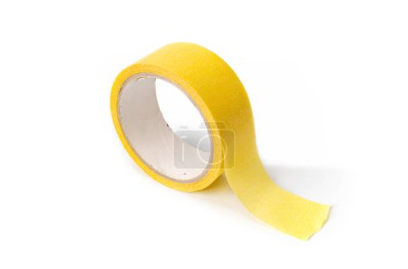 Foto de Rollo de cinta adhesiva amarilla sobre fondo blanco. - Imagen libre de derechos