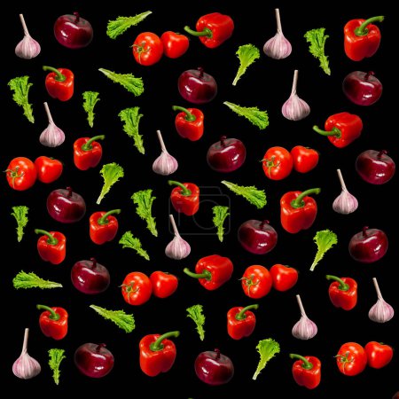 Téléchargez les photos : Alimentation végétale saine modèle sans couture. Laitue, oignon, tomates, ail, poivre. Fond noir - en image libre de droit