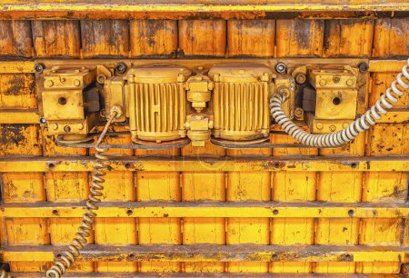 Rückansicht alter Elektromotoren aus Industriemaschinen. Vintage industrielle Ausrüstung Hintergrund