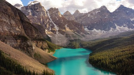 Téléchargez les photos : Vue magique du lac Moraine dans le parc national Banff, Canada, vallée Ten Peaks. Photo inspirante - en image libre de droit