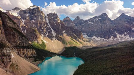 Téléchargez les photos : Moraine Lake in Banff National Park, Canada, Valley of the Ten Peaks. Économiseur d'écran inspirant - en image libre de droit