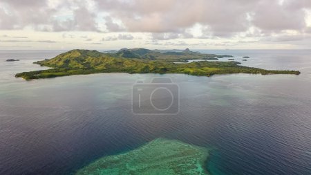 Vue par drone sur les îles Fidji. Les eaux marines. Nuages au-dessus des îles. Concept vacances et voyages