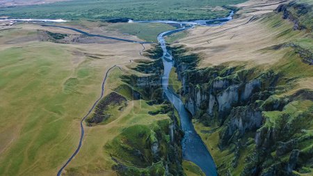 Imponujący widok na góry Takgil, kanion i rzekę, Islandia. Wysokiej jakości zdjęcie drona. Turystyka
