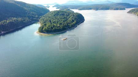 Drone photo îles boisées dans l'eau sur fond de montagnes. Nusa Penida Indonésie