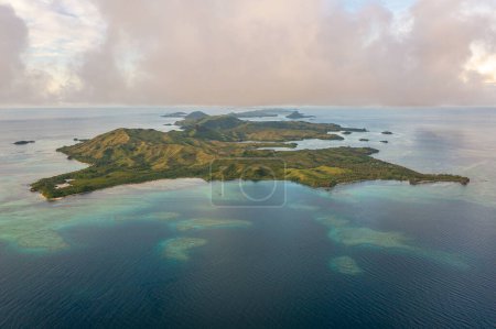 Drohnenblick auf die Fidschi-Inseln. Meeresgewässer. Wolken über den Inseln. Urlaubs- und Reisekonzept