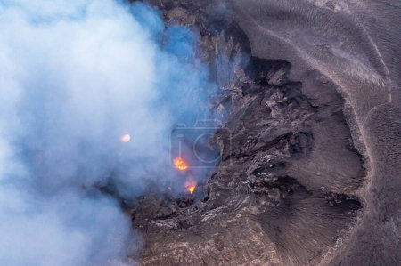 Erupción volcánica, Monte Yasur, Isla Vanuatu. Este volcán es uno de los destinos turísticos más populares