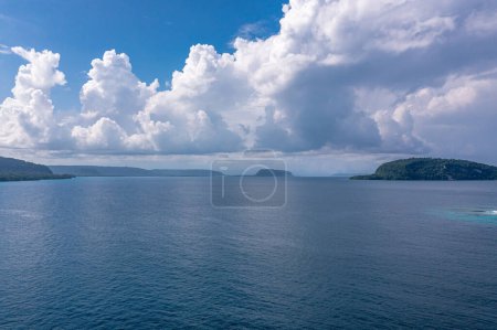 Téléchargez les photos : Paysage marin apaisant avec cumulus nuages blancs et une partie de l'île. Sanma, Vanuatu est un paradis touristique - en image libre de droit