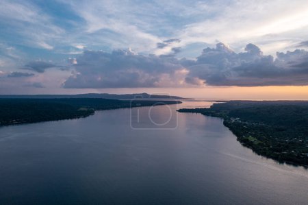 Téléchargez les photos : Vanuatu, île d'Espiritu Santo. Scène du soir avec nuages. Incroyable photo de vol de drone de hauteur. - en image libre de droit
