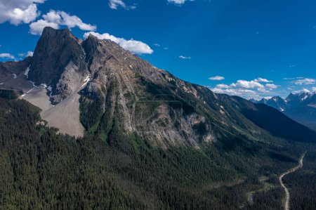 Toller Blick auf die Berge, hohe Klippen bedecken Wälder unter blauem Himmel mit weißen Wolken. Kanada