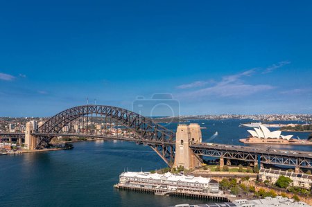 Téléchargez les photos : Vue panoramique de Sydney Arch Bridge à travers la mer de Tasman derrière les bâtiments modernes de la ville. - en image libre de droit