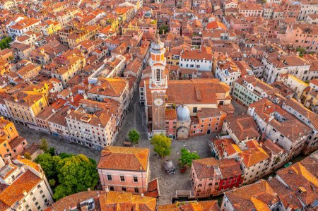 Panoramaaufnahme Venedig, Cannareggio, Italien. Ziegeldächer und Straßen. Historische Gebäude Tourismus
