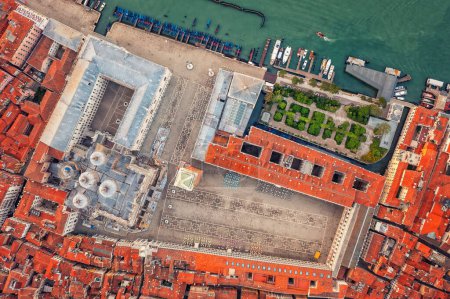 Panoramaaufnahme von Venedig, San Marco, Italien. Ziegeldächer und Straßen. Historische Gebäude. Tourismus