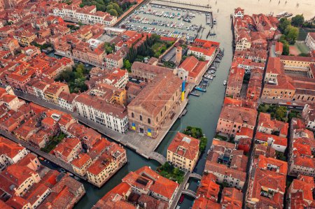 Panoramaaufnahme Venedig, Cannareggio, Italien. Ziegeldächer und Straßen. Historische Gebäude. Tourismus