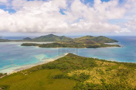 Drohnenblick auf grüne Tropenwälder. Cumuluswolken über den Fidschi-Inseln. Urlaubs- und Reisekonzept
