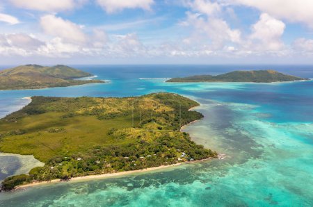 Vue par drone des eaux vertes de l'océan. Cumulus au-dessus des îles Fidji. Concept vacances et voyages.