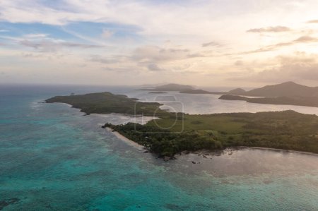 Vue par drone des eaux vertes de l'océan. Cumulus au-dessus des îles Fidji. Concept vacances et voyages.