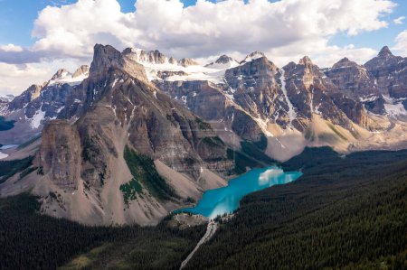 Téléchargez les photos : Vue panoramique du lac Louise dans le parc national Banff, Canada, Ten Peaks Valley. Photo inspirante - en image libre de droit