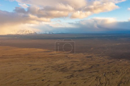 Vista al atardecer del valle volcánico con picos montañosos cubiertos de nieve. Islandia Oriental