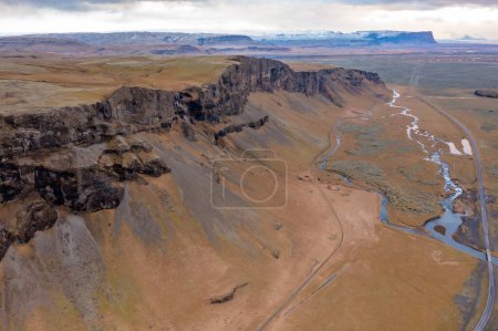 Vue imprenable sur le canyon profond islandais avec mousse, roches volcaniques et rivière de montagne. Tourisme