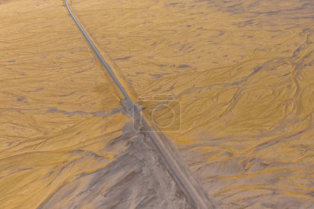 Route à travers la vallée brune lave volcanique avec des cendres et du sable. Photo de drone supérieur. Est de l'Islande