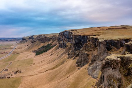 Vue imprenable sur le canyon profond islandais avec des montagnes, des roches volcaniques et une rivière de montagne. Tourisme
