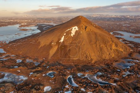 Espace mystique vue par drone pseudocratères de montagne et de lac gelé. Myvatn au nord de l'Islande.