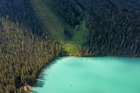 Téléchargez les photos : Partie du lac dans la forêt qui s'élève dans les montagnes. Canada, Valley of Ten Peaks. Photo apaisante. - en image libre de droit