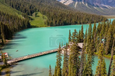 Téléchargez les photos : Partie du lac dans la forêt qui s'élève dans les montagnes. Canada, Valley of Ten Peaks. Photo apaisante. - en image libre de droit