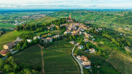 Antike Burg in der Stadt Cigognola, Blick auf die Stadt aus der Höhe. Drohnenfoto