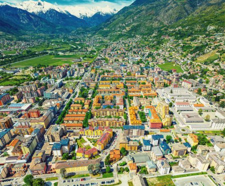 Vista de una pequeña ciudad en un valle de montaña en Italia