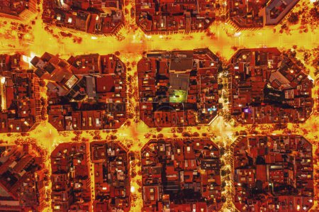 Vista de las zonas residenciales de Barcelona por la noche. Ciudad desde una vista de pájaro