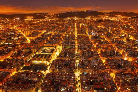 Blick auf die Wohnviertel von Barcelona bei Nacht. Stadt aus der Vogelperspektive
