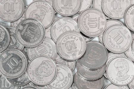 Dinero ucraniano, moneda de cambio, monedas blancas denominación de 10 hryvnias en orden aleatorio. Vista superior
