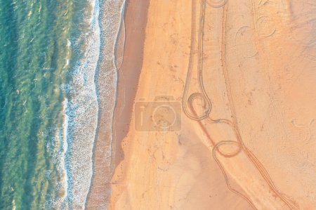 playa de arena cerca del mar, vista de pájaro de la orilla