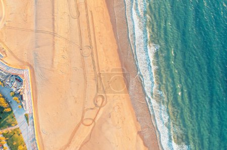 Sandstrand in der Nähe des Meeres, Blick aus der Vogelperspektive auf die Küste